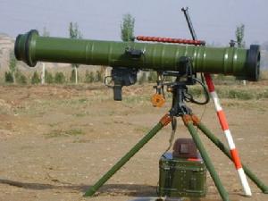 營級PF98式重型火箭筒，已經架設了營級三腳架，簡易火控還收在鐵盒中