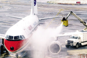 工作人員正在緊張忙碌地為飛機噴灑除冰液