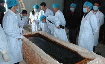 廣西古墓發現“巨星石棺”,巨棺訊息震撼全國考古界惹來專家聚集 廣西古墓發現“巨星石棺”,巨棺訊息震撼全國考古界惹來專家聚集