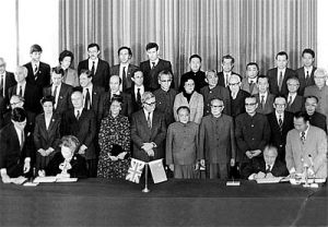 1984年12月19日下午，鄧小平與英國首相柴契爾夫人在北京人民大會堂出席《中英聯合聲明》簽字儀式