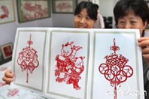 中國傳統富貴娃娃、北京奧運會吉祥物福娃、和各項運動標誌組成的吉祥圖形剪紙作品成作為奧運會官方禮物