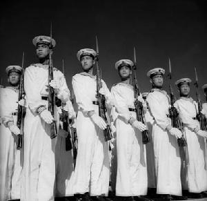 （圖）身著55式士兵禮服的解放軍海軍士兵