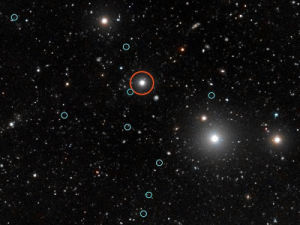 受類星體（紅圈）的照射，科學家們發現了其旁邊的暗星系（綠圈）