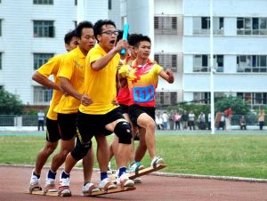 三人穿板鞋接力 三人穿板鞋接力