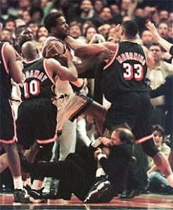 莫寧在與尼克斯隊的比賽中大打出手