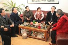 王雙明（右二）與退休職工王穎艾及家屬交談