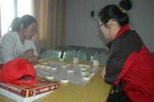 葛慧瑩與朋友下棋