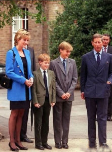 左起：黛安娜王妃、哈里王子、威廉王子和查爾斯王儲