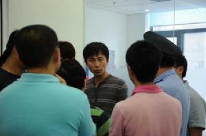 自稱“霸王”上海公司的經理（中）