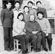 黃量院士與她的80年代研究生合影