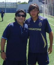 貝納維德斯（右）