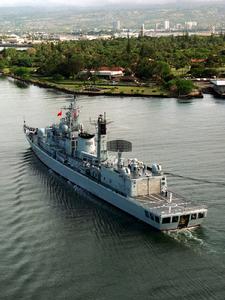 112哈爾濱號驅逐艦訪美駛進珍珠港