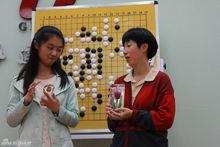 第11屆建橋杯與芮乃偉捧起冠軍獎盃