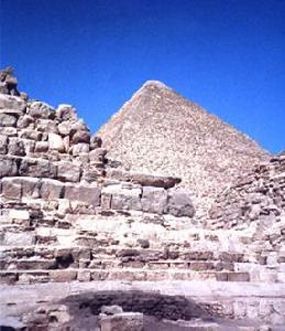 埃及第四王朝出現的折角金字塔