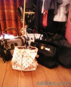 合照裡面都是她的包……