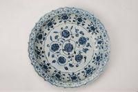 明宣德青花纏枝蓮菱口盤 明宣德青花纏枝蓮菱口盤