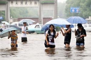 武漢大學門前路段遭遇本月來第三次嚴重積水成“河”，