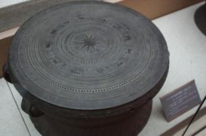 乘騎飾變形羽人紋銅鼓 乘騎飾變形羽人紋銅鼓