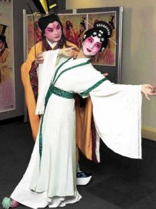 圖為京劇演員李宏圖（後）和漢劇演員李仙花在演示《蝴蝶夢》中的“幻化”片段。　