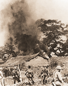 燒光——華北大“掃蕩”中，日軍放火焚燒村莊。
