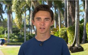 危機演員 危機演員