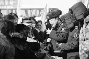 張偉冒著嚴寒為駐地民眾義診