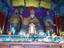 姜太公戎裝坐像，謀聖張良、兵聖孫武雕像配享於姜太公左右兩側