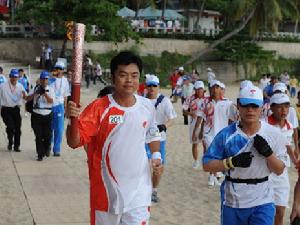 吳總經理在傳送奧運火炬