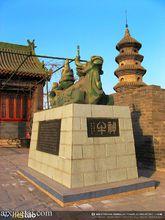 邢台古城牆上的牛神鵰塑