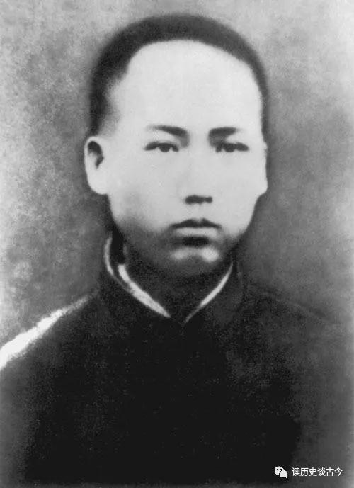 毛主席去湘鄉求學時作了兩首詩: 告訴我們什麼是少年壯志不言愁! 毛主席去湘鄉求學時作了兩首詩: 告訴我們什麼是少年壯志不言愁!