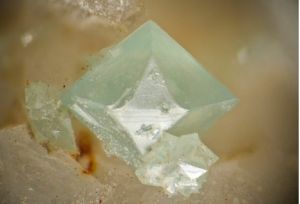 砷鋁石-此標本為粉紅色的是因為內含微量的鈷