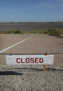 月25日，美國德克薩斯州聖安吉洛市，一個寫著“關閉”字樣的標語，立在通向費舍湖河床的坡道上。