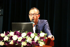 翁孝清在華東理工大學演講