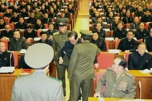 2013年12月9日，朝鮮中央電視台公開了前任朝鮮國防委員會副委員長張成澤被抓獲的畫面。
