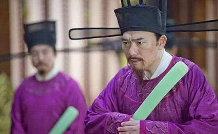 大臣撕毀皇帝的龍袍惹皇帝大怒 大臣:皇上肯舍龍袍臣肯舍腦袋