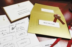 新版頒獎信封用金色螢光紙製成