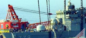 2010年4月24日，在韓國白翎島附近水域，工作人員在打撈“天安”號警戒艦艦首。