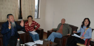 國家一級導演龍傑鋒（左一）給演員們說戲。