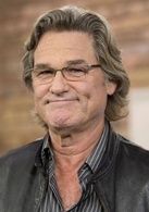 大衛·格蘭特演員 庫爾特·拉塞爾大衛·格蘭特是一位博士,也是一名情報官,在一群恐怖分子劫持了一架波音747客機後,格蘭特推斷出恐怖分子的劫持747客機的真正陰謀。特拉維斯中校陣亡後,毫無實戰經驗的格蘭特只有臨危受命,擔負起了指揮的任務。