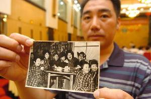 （圖）孤兒展示當年在育紅學校生活時的照片