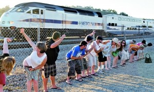 人們背靠鐵軌脫褲晾臀