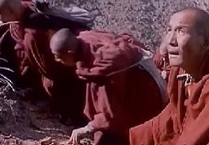 電影《紅河谷》僧侶們在提供後勤支援劇照