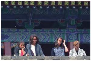 米歇爾和母親及兩個女兒在西安城牆上