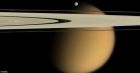 是土衛十一在土星A和F光環前鏇轉的畫面