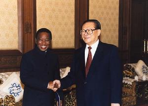 1998年11月13日，江澤民會見來訪的南非共產黨總書記布雷德·恩齊曼迪。　