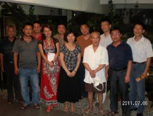 郭玉芳（左四）與文友們在一起