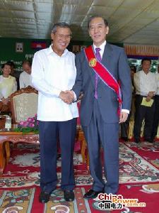 5月9日，高棉首相洪森在高棉甘丹省向集團公司總經理翟若愚授予高棉國家一級勳章。