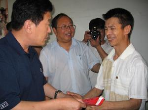 李本楓之子李丹鵬(右一)