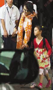 毛阿敏帶著已經5歲大的女兒返回上海過節