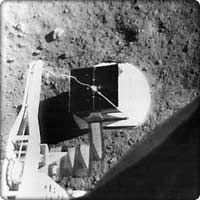 1967年9月10日降落在月球的寧靜的海，這是從飛船下降到分析月球土壤化學成分的微型化學實驗室。 在這幅畫中，9月11日傳送到地球